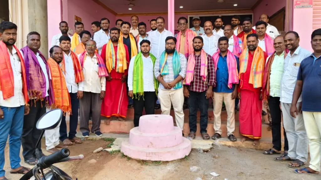 టీడబ్ల్యూజేఎఫ్ నూతన కార్యవర్గాన్ని సన్మానించిన మాజీ ఎమ్మెల్యే భూపాల్ రెడ్డి టీడబ్ల్యూజేఎఫ్ నూతన కార్యవర్గాన్ని సన్మానించిన మాజీ ఎమ్మెల్యే భూపాల్ రెడ్డి