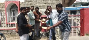 సర్పంచుల సంఘం అధ్యక్షుడు గండ్రత్ అరుణ్ కుటుంబాన్ని పరామర్శించిన ఆడే గజేందర్