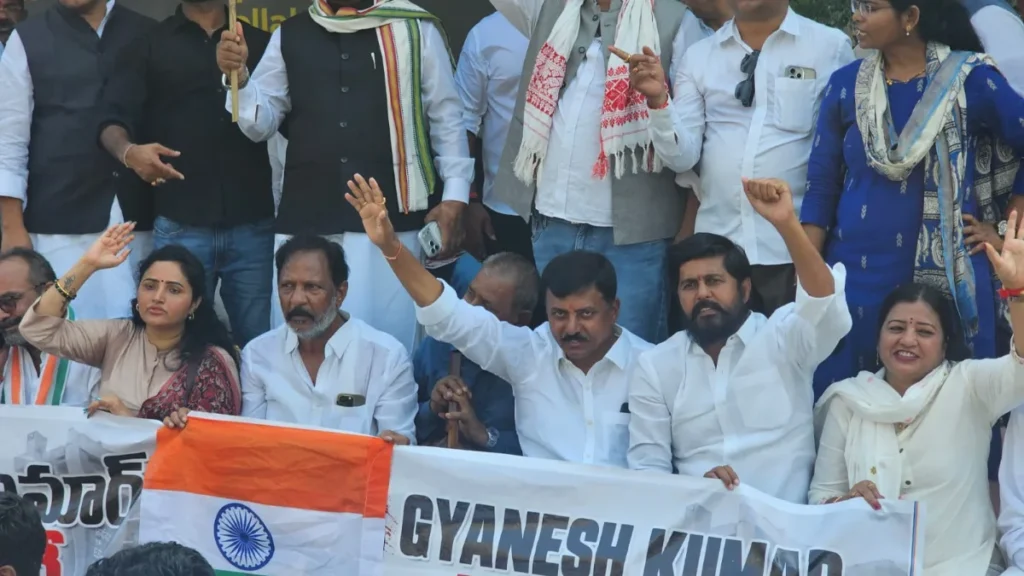 ఢిల్లీ జంతర్ మంతర్ వద్ద కాంగ్రెస్ ధర్నా: పాల్గొన్న నారాయణఖేడ్ ఎమ్మెల్యే డాక్టర్ సంజీవరెడ్డి