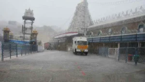 తిరుమలలో ఎడతెరిపిలేని వర్షం.. కొండను ముంచెత్తిన పొగమంచు