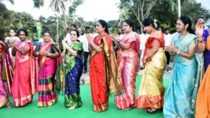 అల్మాయిపేట్లో ఆదర్శం: పెద్దమనుషులకు దసరా చీరల కానుక అందజేసిన మాజీ సర్పంచ్ కుమార్తె దీవెన అల్మాయిపేట్లో ఆదర్శం: పెద్దమనుషులకు దసరా చీరల కానుక అందజేసిన మాజీ సర్పంచ్ కుమార్తె దీవెన