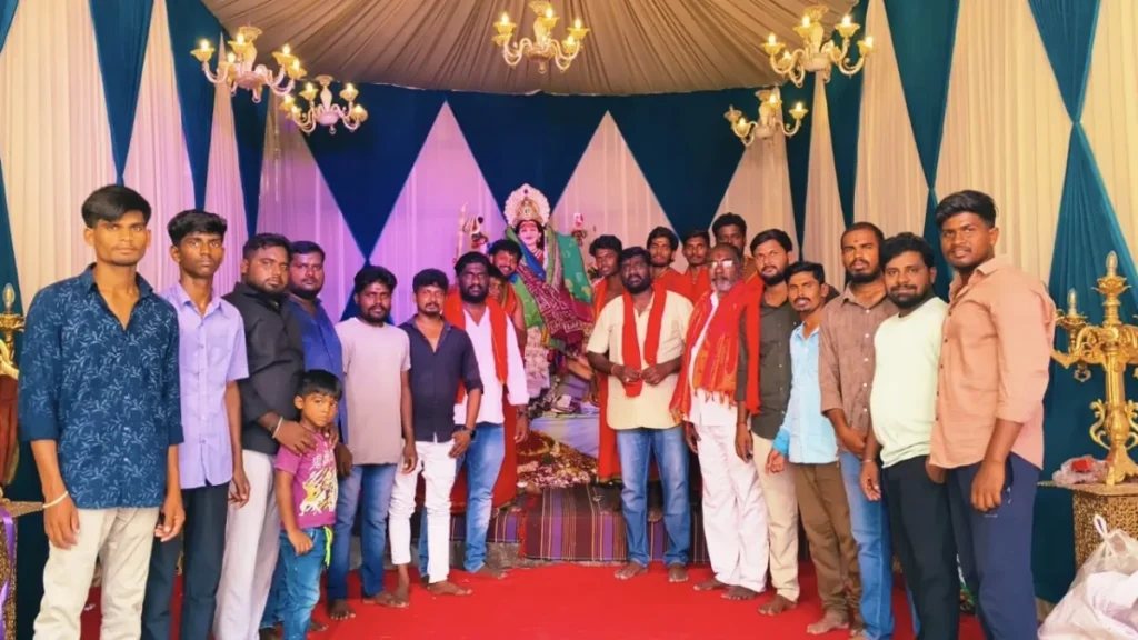 నవాబ్‌పేటలో మహాలక్ష్మి దేవిగా దర్శనమిచ్చిన దుర్గామాత…  ప్రత్యేక పూజలు, అన్నదాన కార్యక్రమం