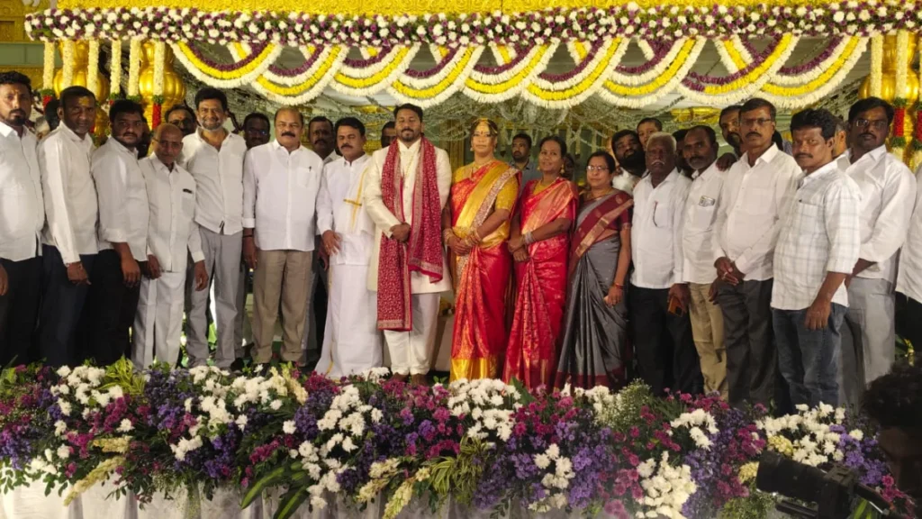 నూతన వధూవరులను ఆశీర్వదించిన కొమ్మూరి ప్రతాప్ రెడ్డి నూతన వధూవరులను ఆశీర్వదించిన కొమ్మూరి ప్రతాప్ రెడ్డి