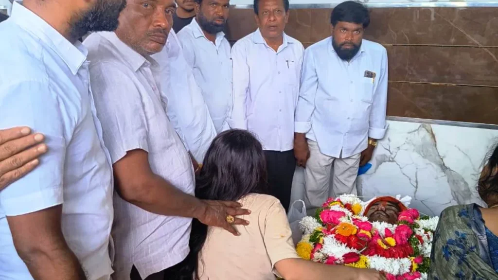 పబోజు మురళి కార్తీక్ మృతికి సీపీఎం జిల్లా కార్యదర్శి ఆముదాల మల్లారెడ్డి నివాళి పబోజు మురళి కార్తీక్ మృతికి సీపీఎం జిల్లా కార్యదర్శి ఆముదాల మల్లారెడ్డి నివాళి