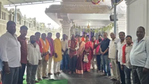 క్రీడాకారులకు క్రీడా దుస్తులు పంపిణీ చేసిన లింగమూర్తి క్రీడాకారులకు క్రీడా దుస్తులు పంపిణీ చేసిన లింగమూర్తి