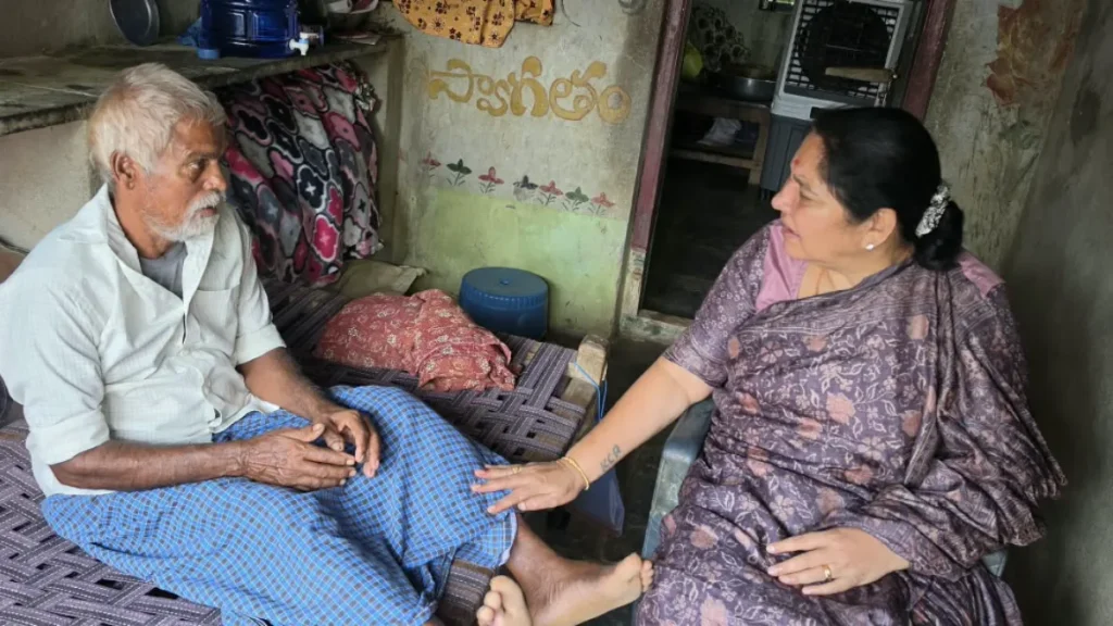 బాధితులకు అండగా మాజీ మంత్రి సత్యవతి రాథోడ్: అనారోగ్యంతో ఉన్నవారికి పరామర్శ, ఆర్థిక సాయం అందజేత బాధితులకు అండగా మాజీ మంత్రి సత్యవతి రాథోడ్
