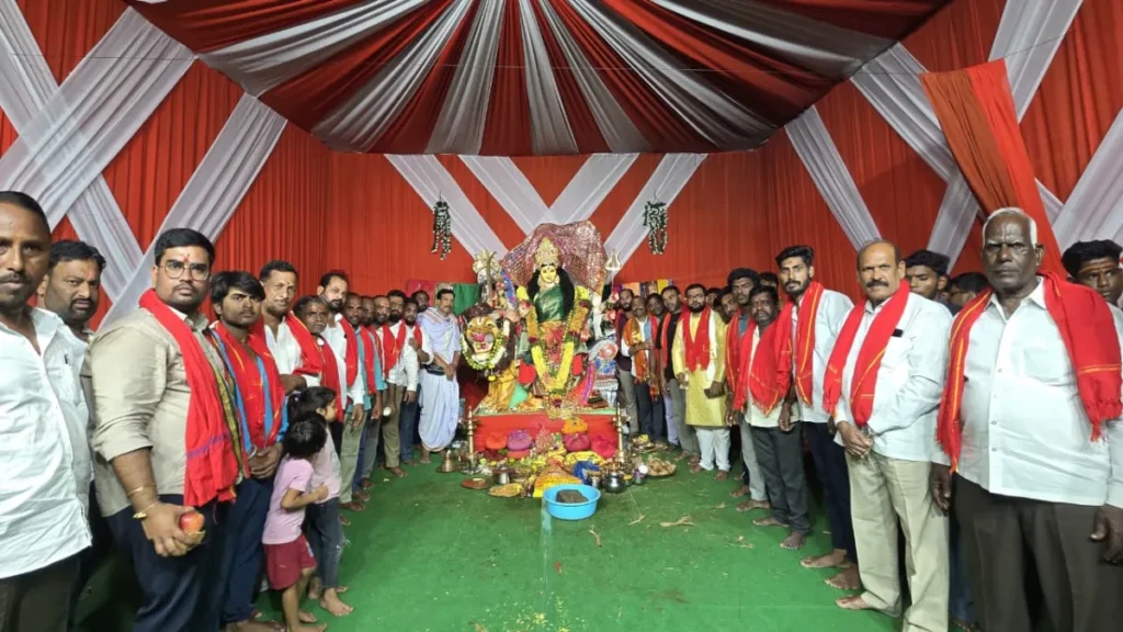 భవానిమాత సేవలో పాల్గొన్న ఎమ్మెల్సీ నవీన్ రెడ్డి భవానిమాత సేవలో పాల్గొన్న ఎమ్మెల్సీ నవీన్ రెడ్డి
