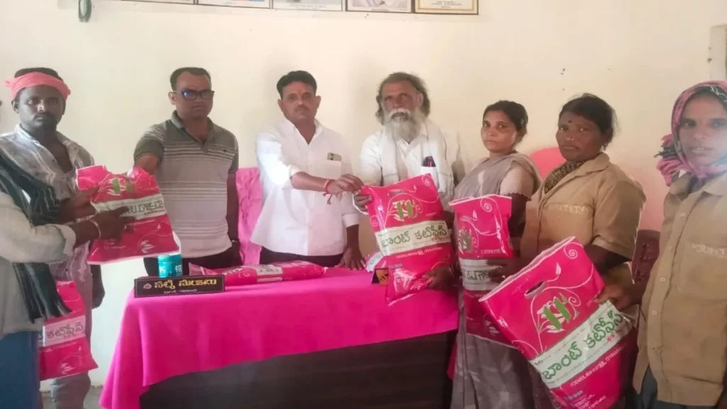 మాసాన్‌పల్లిలో పారిశుద్ధ్య కార్మికులకు దసరా కానుక.. దుస్తులు పంపిణీ చేసిన సర్పంచ్