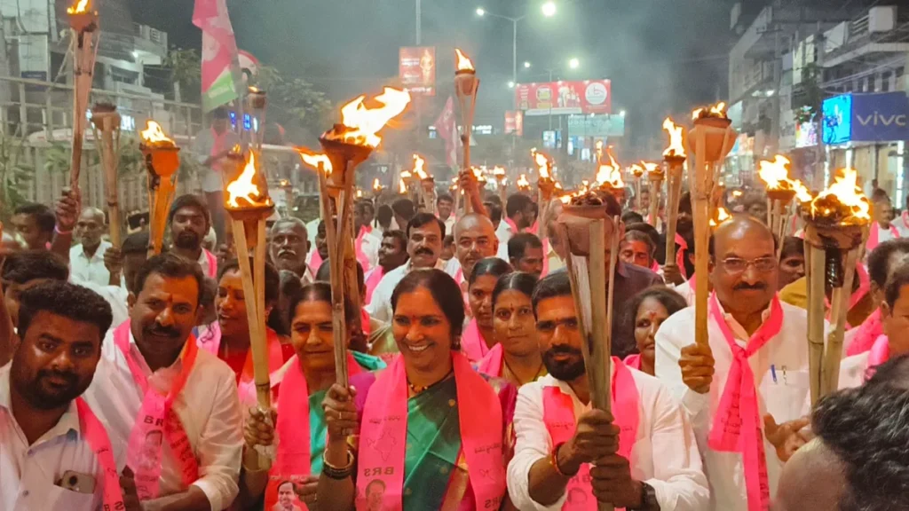 మెదక్ ప్రజల ఆరు దశాబ్దాల ఆకాంక్షను సాకారం చేసింది కేసీఆరే: కాగడాల ర్యాలీలో పద్మాదేవేందర్రెడ్డి మెదక్ ప్రజల ఆరు దశాబ్దాల ఆకాంక్షను సాకారం చేసింది కేసీఆరే: కాగడాల ర్యాలీలో పద్మాదేవేందర్రెడ్డి