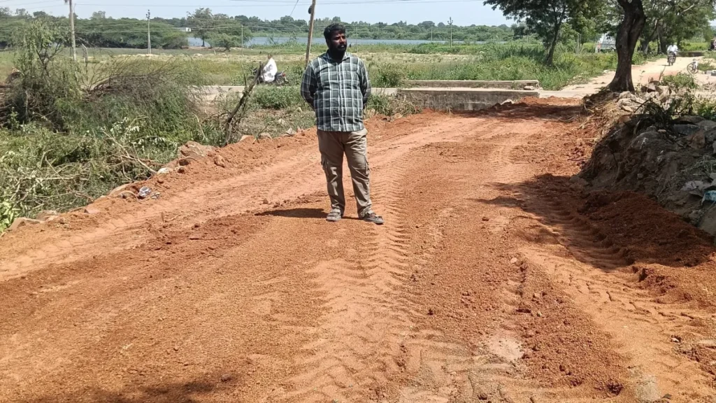 యువతకు స్ఫూర్తిగా నిలిచిన లక్ష్మణ్ సాగర్: సొంత నిధులతో ప్రజలకు రోడ్డు