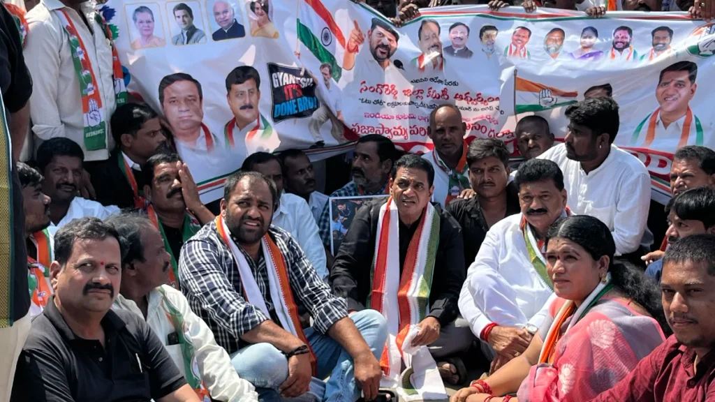 రాహుల్, ప్రియాంక అక్రమ అరెస్ట్‌కు నిరసనగా నారాయణఖేడ్‌లో కాంగ్రెస్ భారీ ర్యాలీ, మహాధర్నా