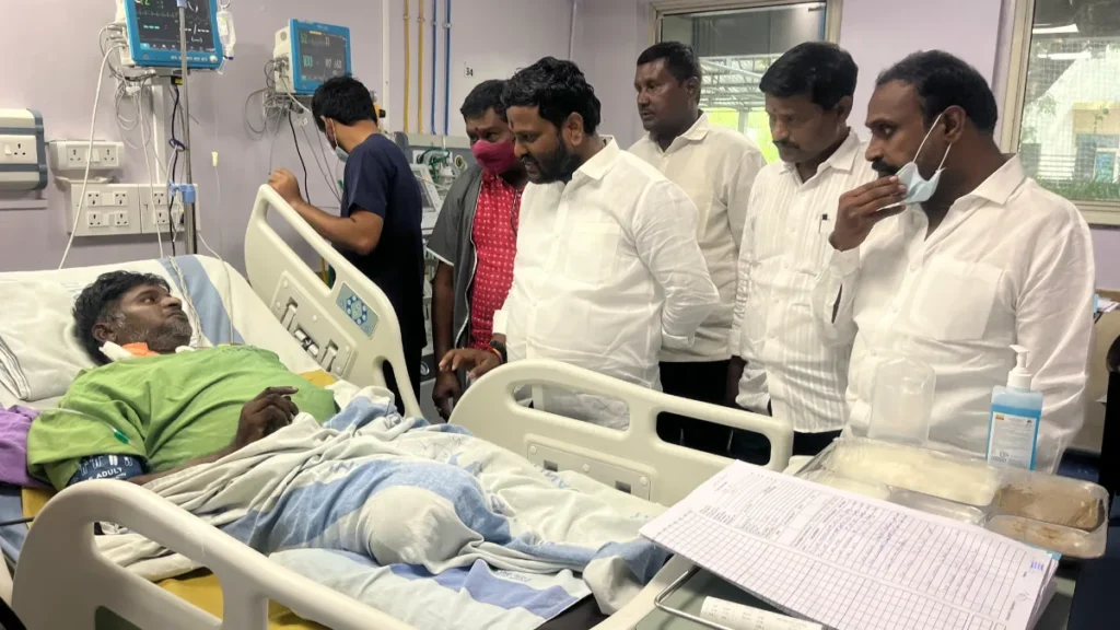 రోడ్డు ప్రమాదంలో గాయపడ్డ కార్యకర్తను పరామర్శించిన నీలం మధు: రూ.50వేలు తక్షణ ఆర్థిక సాయం అందజేత రోడ్డు ప్రమాదంలో గాయపడ్డ కార్యకర్తను పరామర్శించిన నీలం మధు: రూ.50వేలు తక్షణ ఆర్థిక సాయం అందజేత