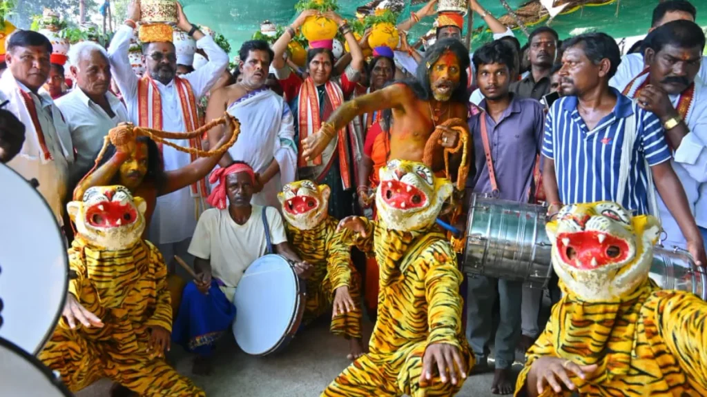 వనదుర్గమ్మ ఆశీస్సులతో ప్రజలంతా సుఖసంతోషాలతో ఉండాలి! వనదుర్గమ్మ ఆశీస్సులతో ప్రజలంతా సుఖసంతోషాలతో ఉండాలి