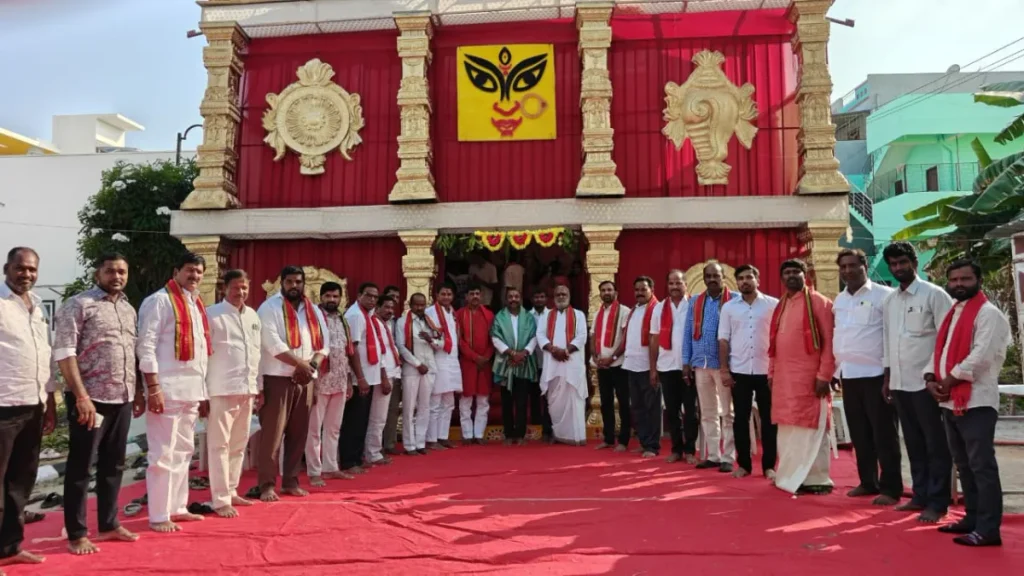 శక్తి స్వరూపిణి దుర్గమ్మను కొలిస్తే సకల శుభాలు: ఏబీ విల్లాస్లో వేడుకలకు హాజరైన ఎమ్మెల్సీ నవీన్ రెడ్డి శక్తి స్వరూపిణి దుర్గమ్మను కొలిస్తే సకల శుభాలు: ఏబీ విల్లాస్లో వేడుకలకు హాజరైన ఎమ్మెల్సీ నవీన్ రెడ్డి