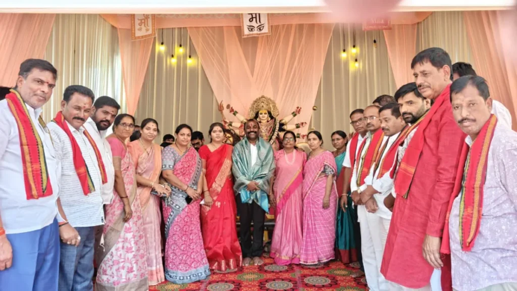 శక్తి స్వరూపిణి దుర్గమ్మను కొలిస్తే సకల శుభాలు: ఏబీ విల్లాస్లో వేడుకలకు హాజరైన ఎమ్మెల్సీ నవీన్ రెడ్డి శక్తి స్వరూపిణి దుర్గమ్మను కొలిస్తే సకల శుభాలు: ఏబీ విల్లాస్లో వేడుకలకు హాజరైన ఎమ్మెల్సీ నవీన్ రెడ్డి