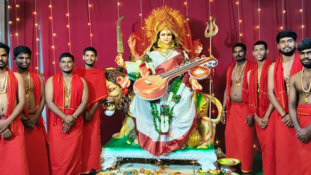 అల్మాయిపేటలో ఘనంగా దేవి శరన్నవరాత్రులు: ఆరవ రోజు శ్రీ సరస్వతి దేవి అలంకారంలో దర్శనమిచ్చిన దుర్గామాత!