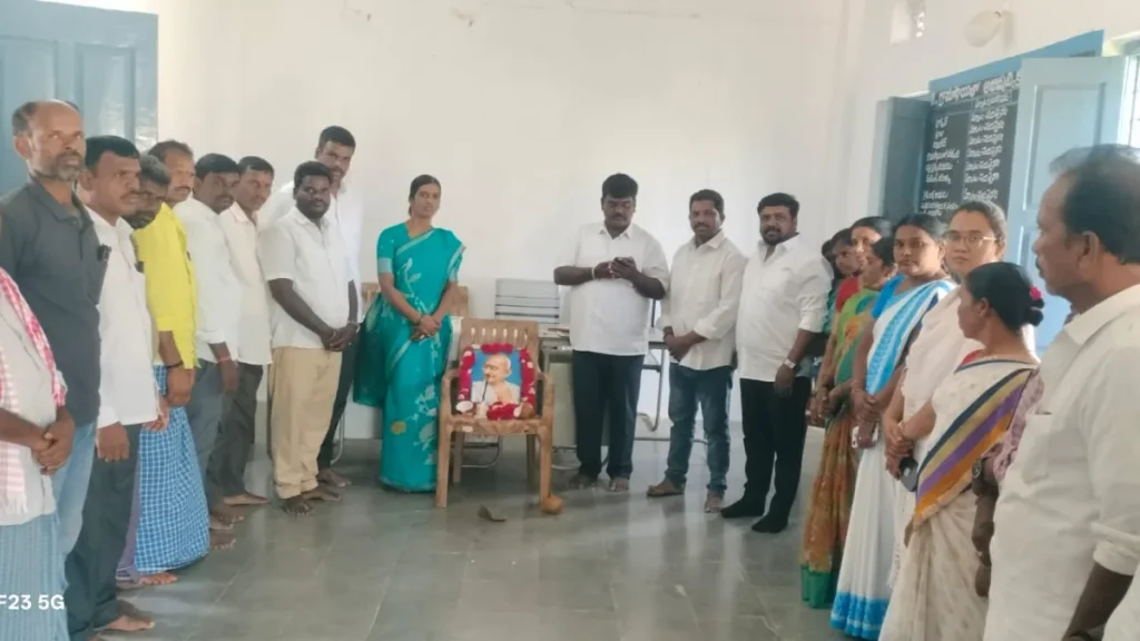 గాంధీ ఆశయాలను కొనసాగిద్దాం : సర్పంచ్ బుర్రి స్వప్న భూపాల్ రెడ్డి పిలుపు