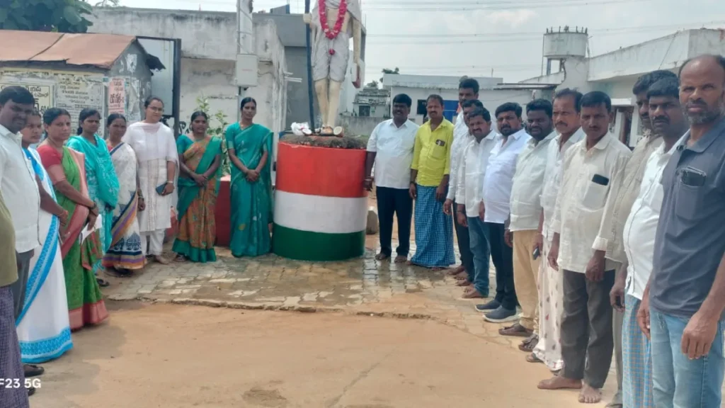గాంధీ ఆశయాలను కొనసాగిద్దాం : సర్పంచ్ బుర్రి స్వప్న భూపాల్ రెడ్డి పిలుపు