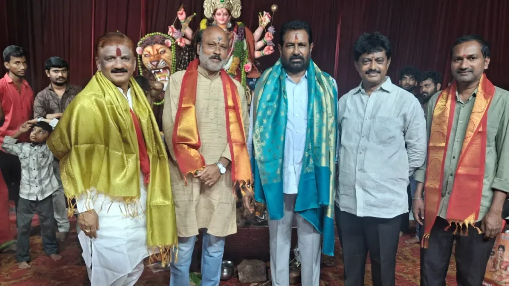 దేవి నవరాత్రులు 8వ రోజు దుర్గామాతగా దర్శనం..గాంధీ నగర్ లో చండి హోమం